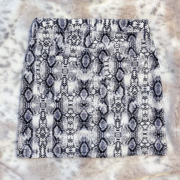 B&W Snakeskin Print 5 Pocket Skirt! - Picture 3 of 5
